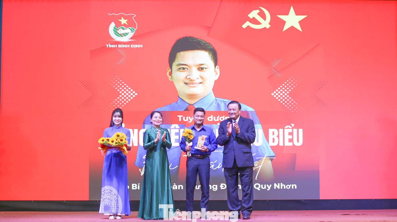 Tuyên dương đảng viên trẻ tiêu biểu. Ảnh: Trương Định