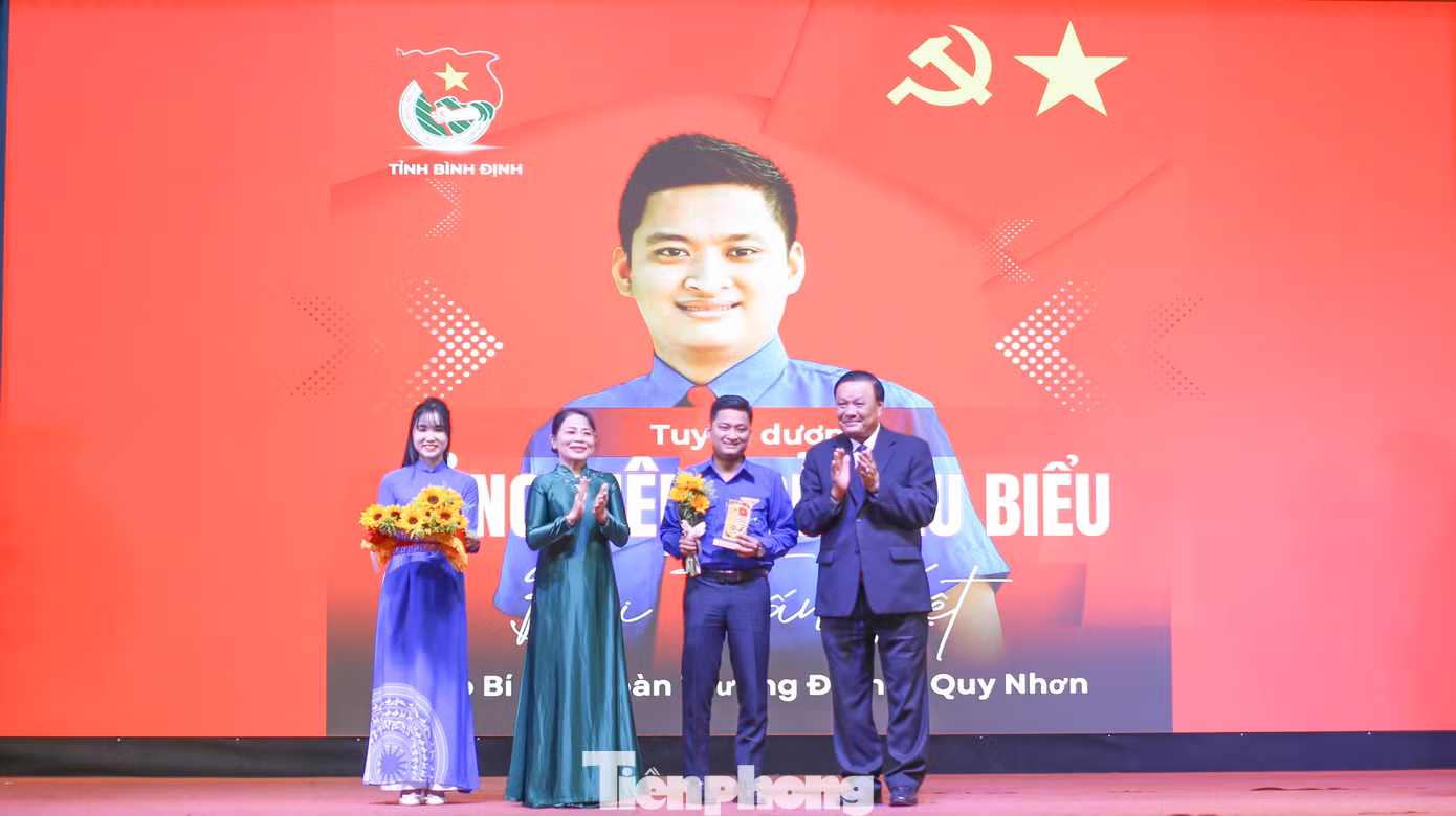 Tuyên dương đảng viên trẻ tiêu biểu. Ảnh: Trương Định Tuyên dương đảng viên trẻ tiêu biểu. Ảnh: Trương Định