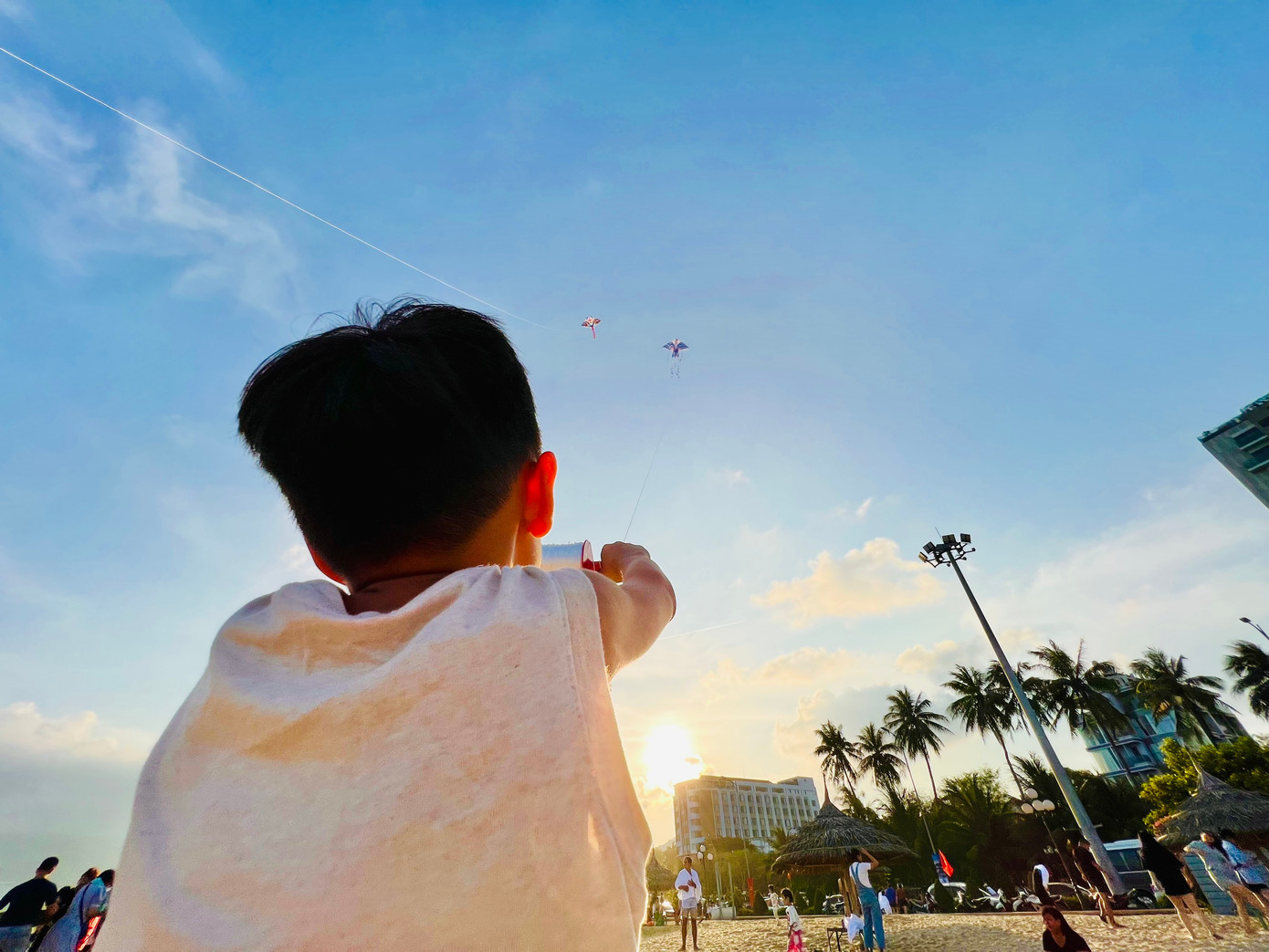 Các em nhỏ chơi thả diều bên bờ biển. (Ảnh: Nguyễn Ngọc)