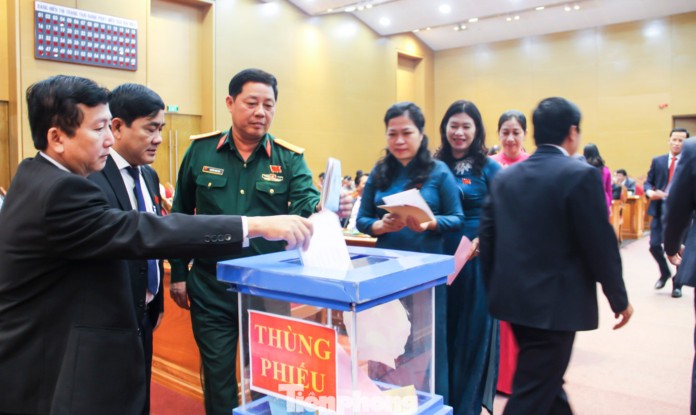 Các đại biểu bỏ phiếu lấy tín nhiệm. (Ảnh: Trương Định)