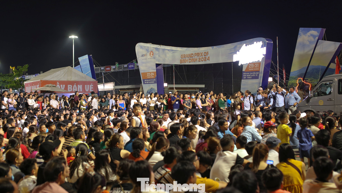 "Biển người" đổ về khu vực đầm Thị Nại để theo dõi đêm bế mạc Tuần lễ Amazing Binh Dinh Fest 2024. Ảnh: Trương Định
