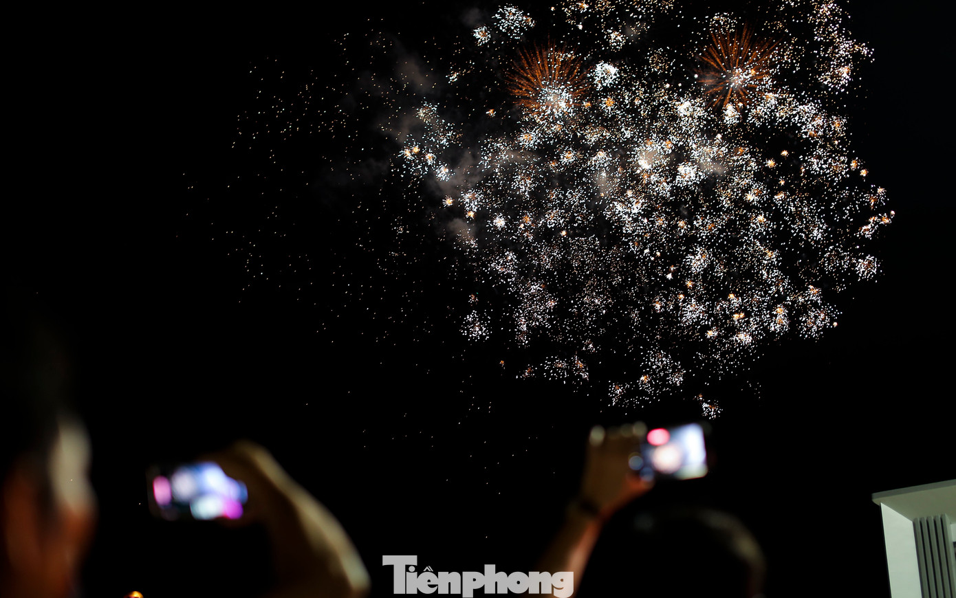 Người dân quay lại những khoảnh khắc đẹp trong đêm bế mạc. Ảnh: Trương Định