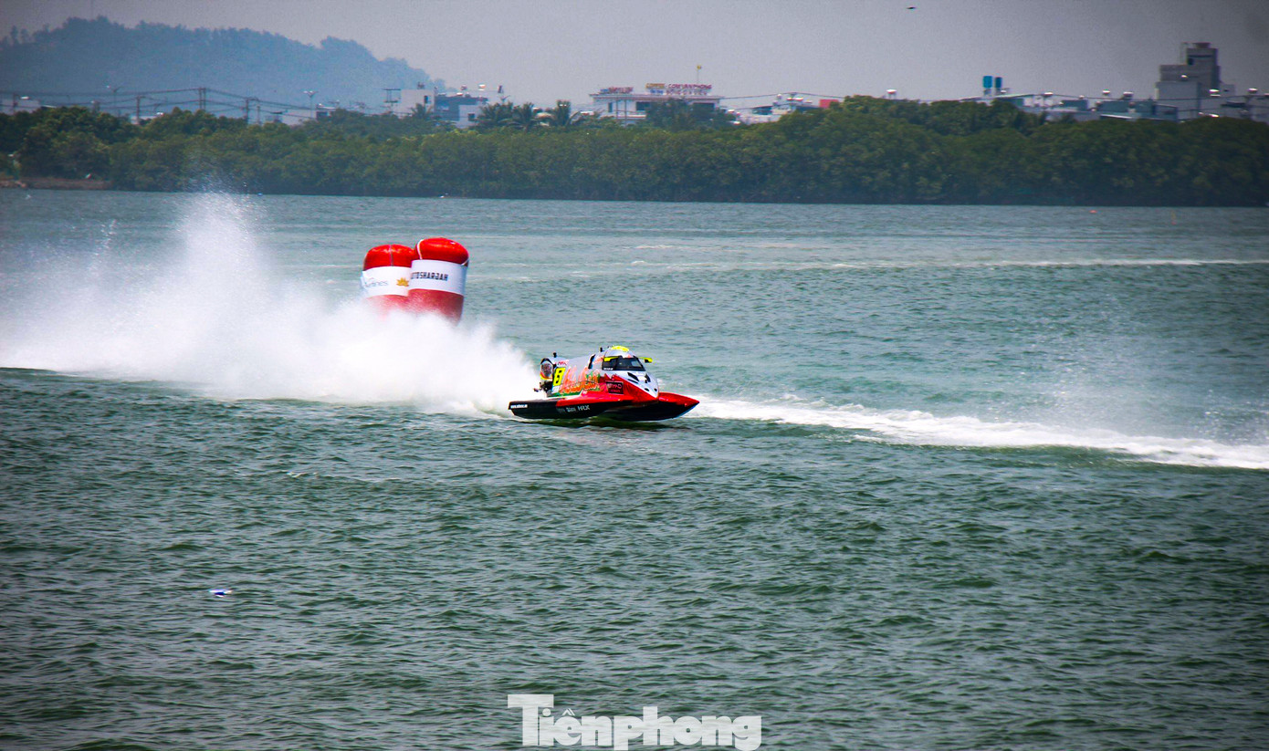 Những tay đua lướt như bay trên mặt nước. Ảnh: Trương Định Những tay đua lướt như bay trên mặt nước. Ảnh: Trương Định