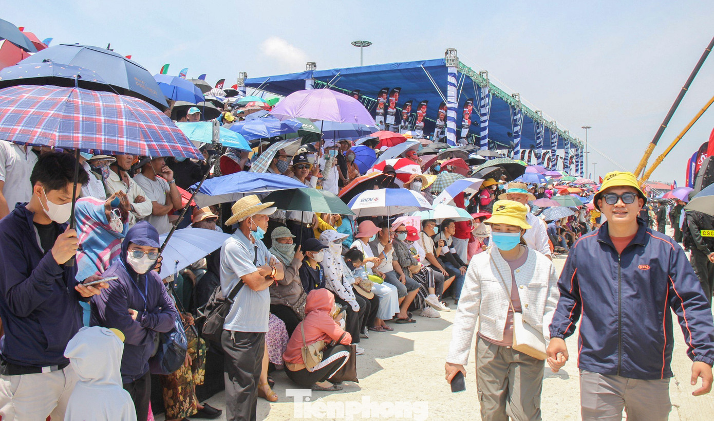Đông đảo người dân, du khách đến theo dõi cổ vũ các đội đua. Ảnh: Trương Định Đông đảo người dân, du khách đến theo dõi cổ vũ các đội đua. Ảnh: Trương Định