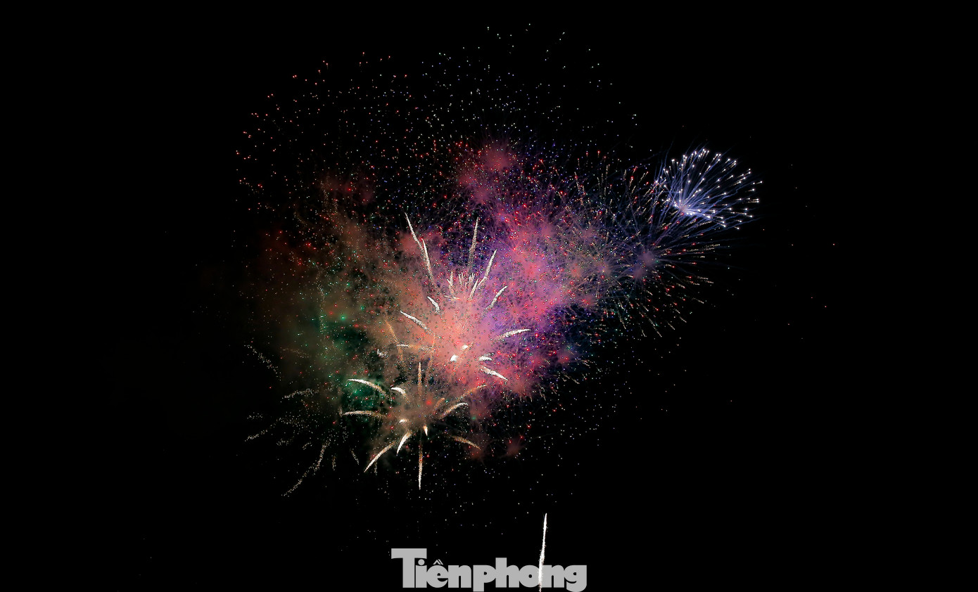 Bắn pháo hoa tầm thấp bế mạc Tuần lễ Amazing Binh Dinh Fest 2024. Ảnh: Trương Định