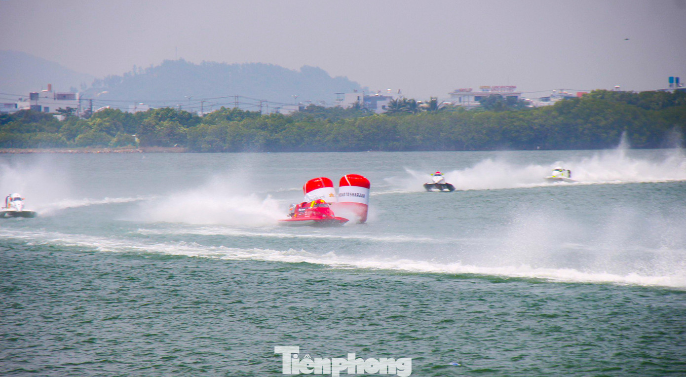 Các tay đua "đạp sóng rẽ gió" trên đầm Thị Nại. Ảnh: Trương Định Các tay đua "đạp sóng rẽ gió" trên đầm Thị Nại. Ảnh: Trương Định