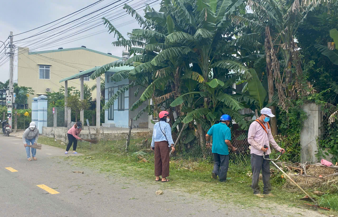 Quét dọn, cắt cỏ dại 2 bên đường.