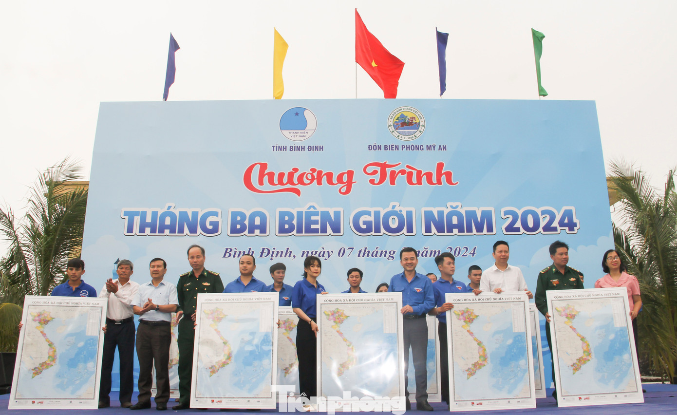 Trao tặng Bản đồ Việt Nam cho thanh niên. Ảnh: Trương Định