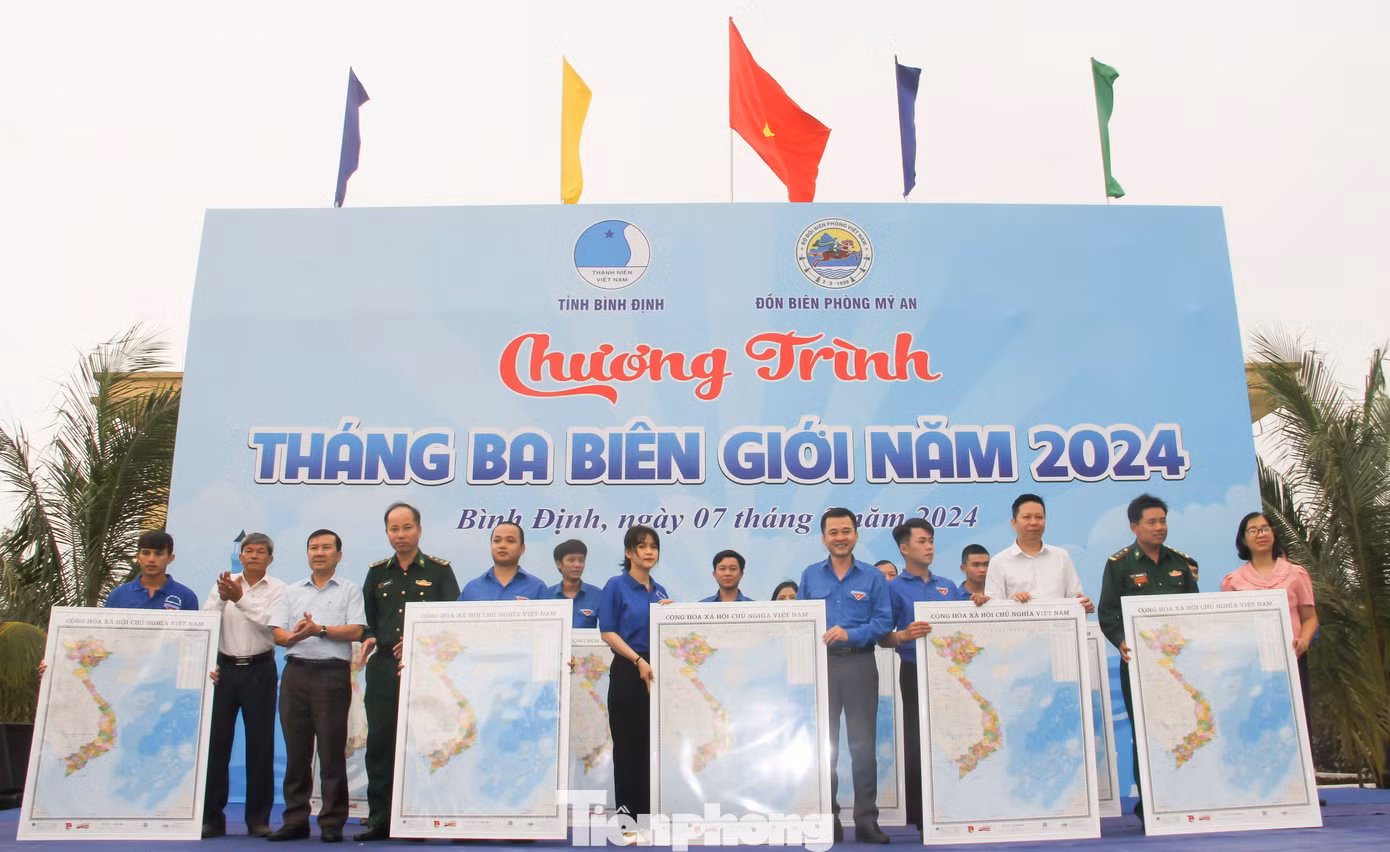 Trao tặng Bản đồ Việt Nam cho thanh niên. Ảnh: Trương Định Trao tặng Bản đồ Việt Nam cho thanh niên. Ảnh: Trương Định