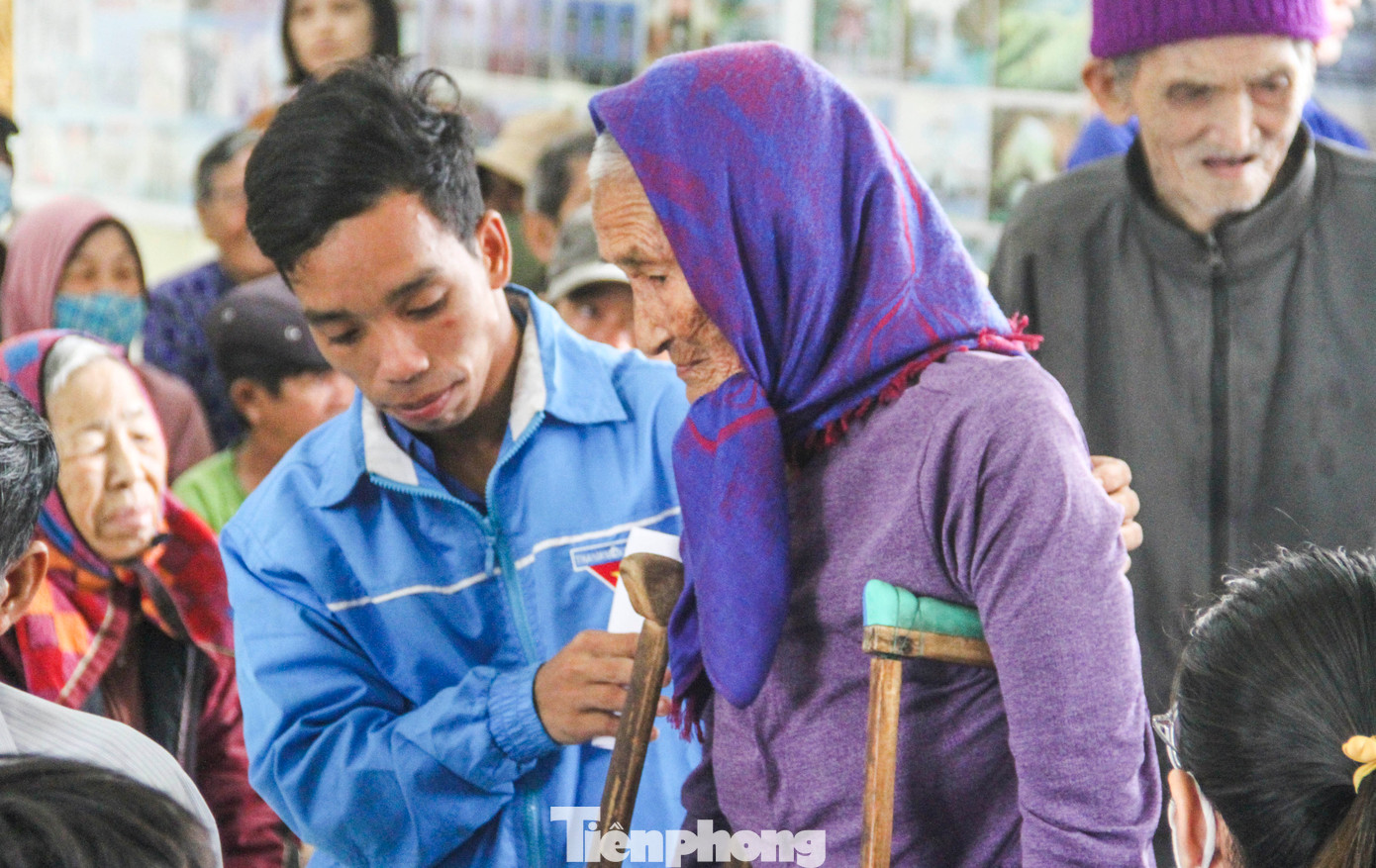 Thanh niên Bình Định hỗ trợ người dân đến khám bệnh. Ảnh: Trương Định