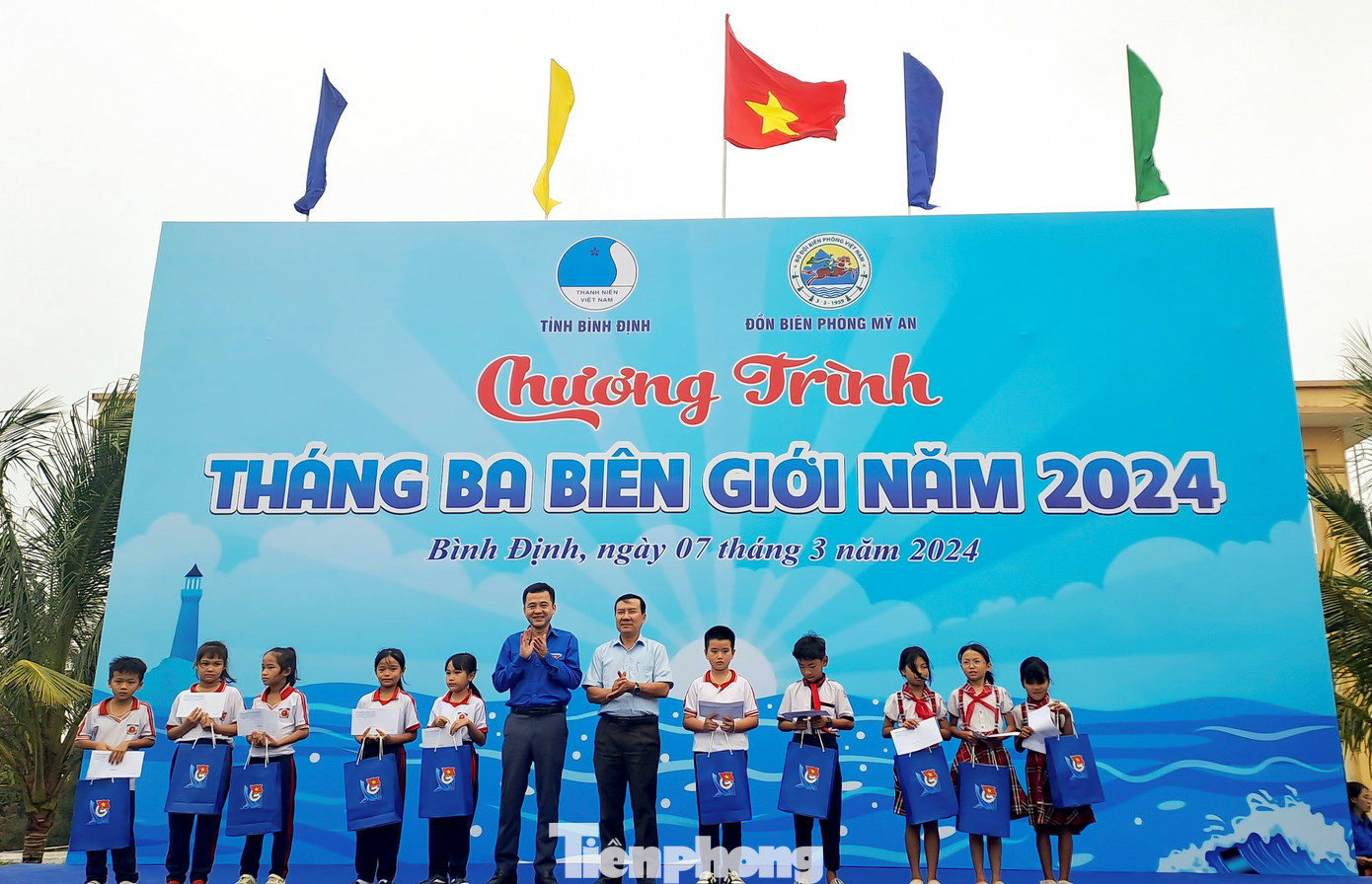 Trao tặng quà cho học sinh. Ảnh: Trương Định