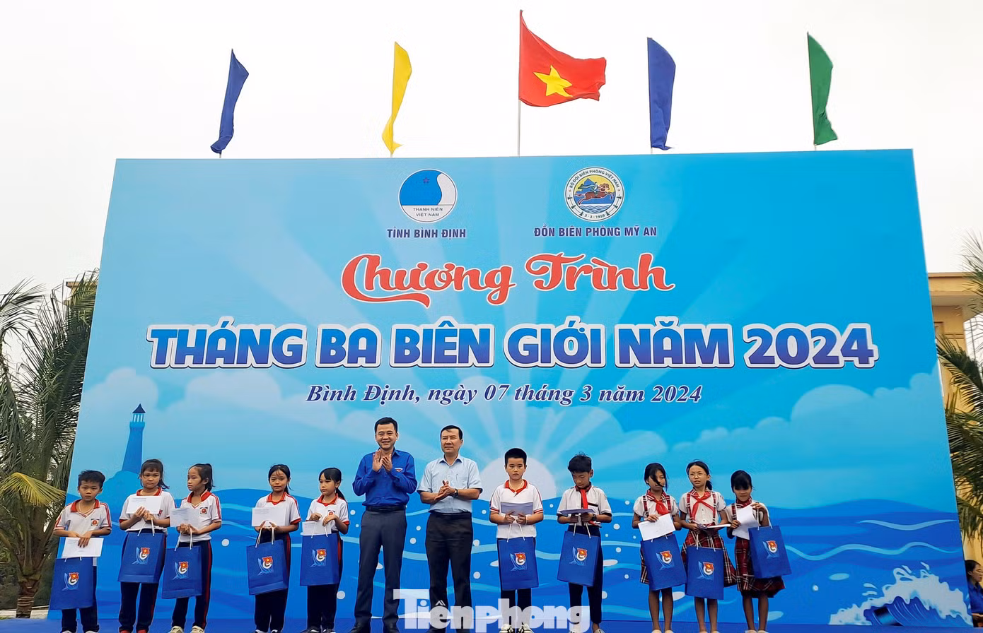 Trao tặng quà cho học sinh. Ảnh: Trương Định Trao tặng quà cho học sinh. Ảnh: Trương Định