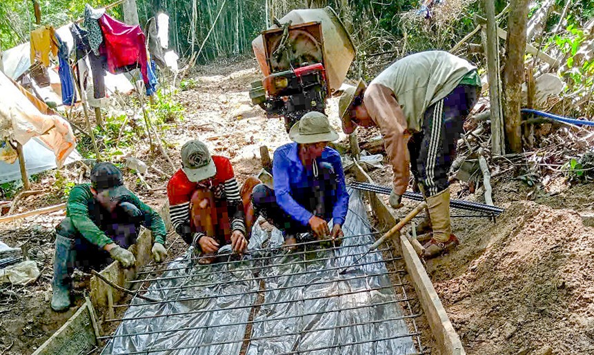 Hơn 2 tháng qua, tuyến đường bê tông dẫn vào thôn O2 đang được đơn vị thi công gấp rút hoàn thành, dự kiến trước mùa mưa năm nay. Theo ông Tô Hiếu Trung - Chủ tịch UBND huyện Vĩnh Thạnh, tuyến đường có tổng chiều dài 4km, bề rộng 1,2 - 2m (tùy vào từng vị trí). Dự kiến kinh phí 4,5 tỷ đồng từ nguồn xã hội hóa.