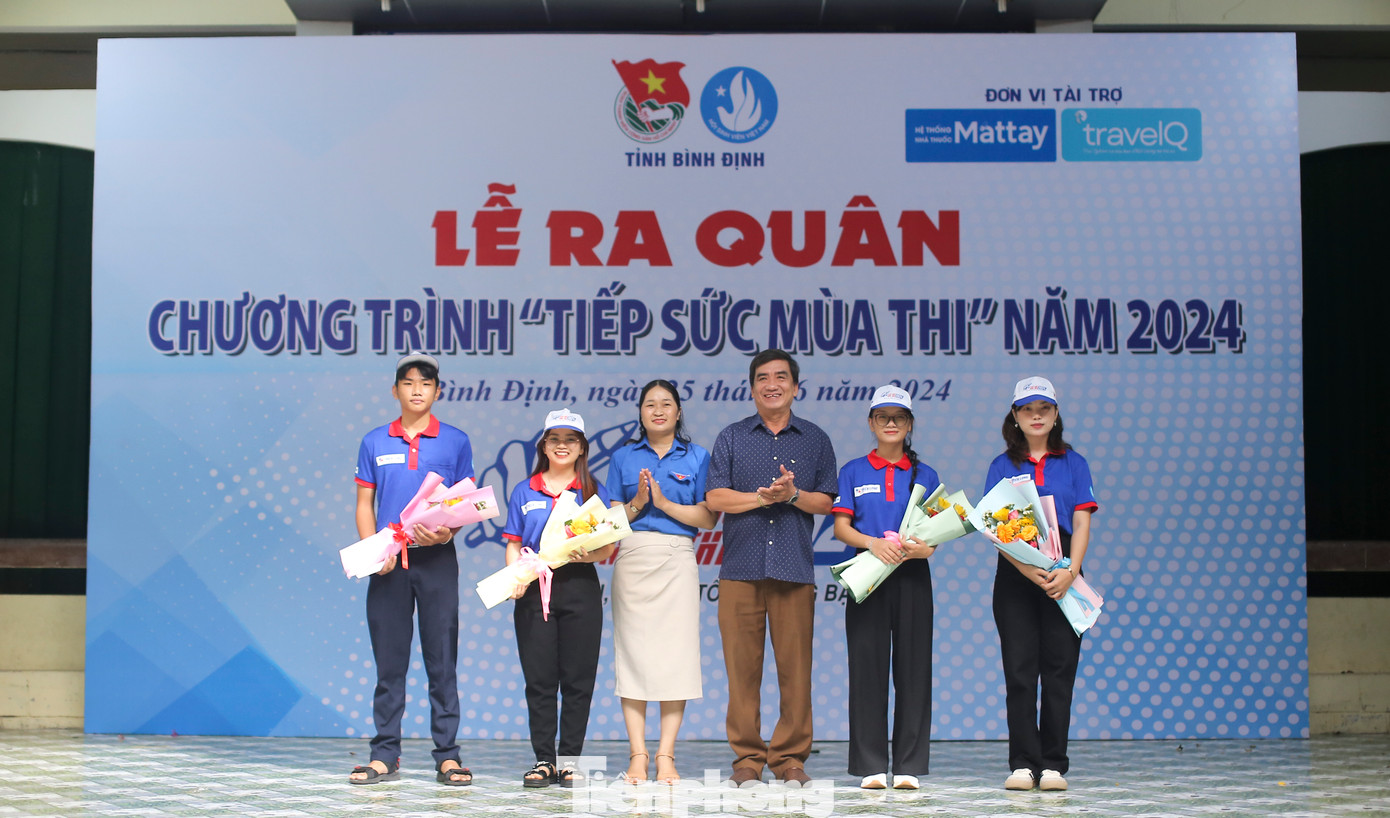 Tặng hoa cho các đơn vị tình nguyện tham gia chương trình Tiếp sức mùa thi. Ảnh: Trương Định