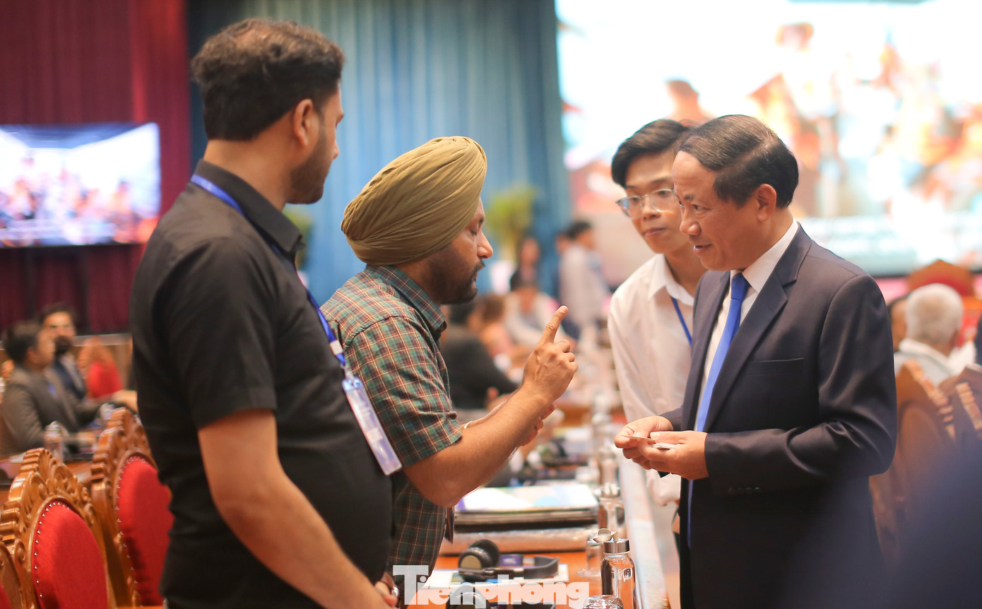 Chủ tịch UBND tỉnh Bình Định Phạm Anh Tuấn (bên phải) trao đổi với các DN đến từ Ấn Độ. Ảnh: Trương Định.