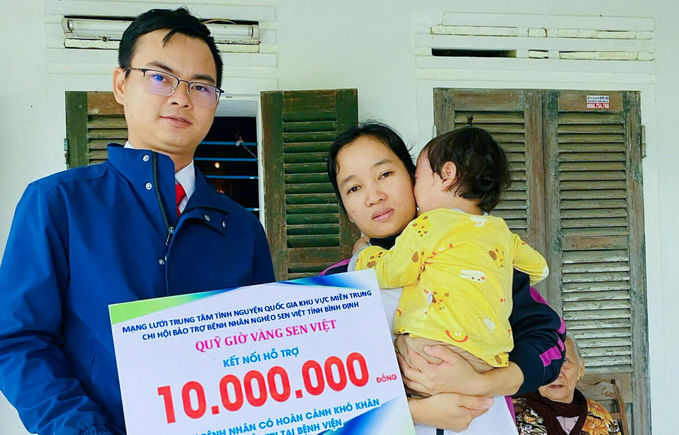 Ngoài phát triển kinh tế, anh Phương rất tích cực tham gia các hoạt động xã hội, hỗ trợ người dân.