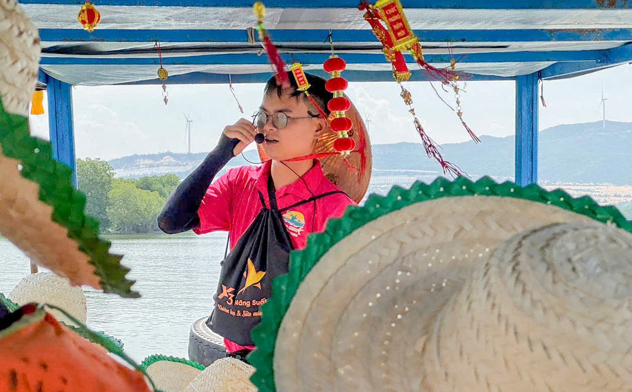 Tour du lịch đưa khách tham quan khám phá Cồn Chim.