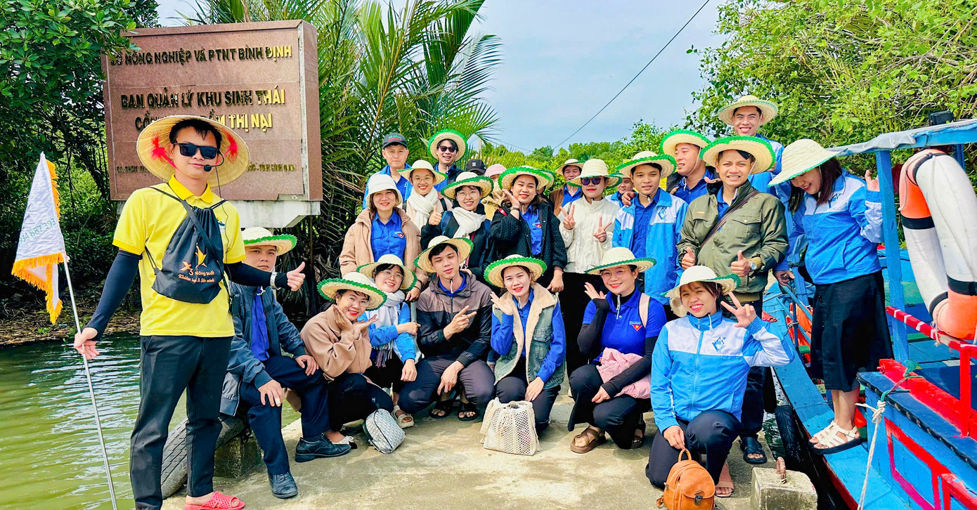 Anh Phương (người hàng đầu bên trái) là một tấm gương điển hình của thế hệ thanh niên dám nghĩ, dám làm, sống trách nhiệm và đầy tâm huyết với mô hình du lịch cộng đồng tại quê hương.