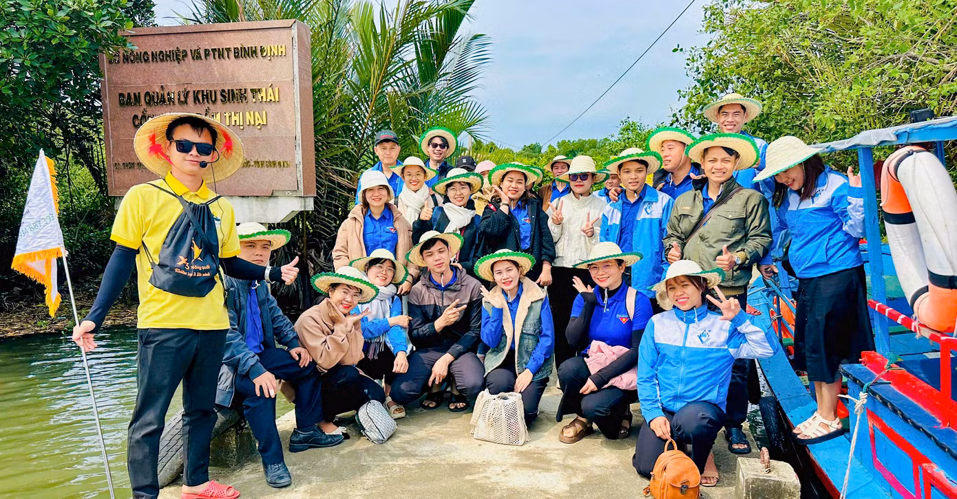 Anh Phương (người hàng đầu bên trái) là một tấm gương điển hình của thế hệ thanh niên dám nghĩ, dám làm, sống trách nhiệm và đầy tâm huyết với mô hình du lịch cộng đồng tại quê hương.