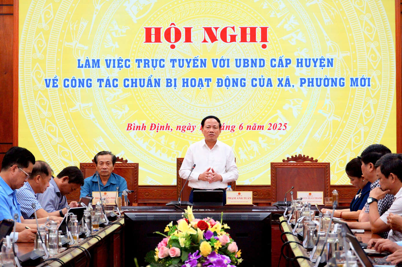 Ông Phạm Anh Tuấn - Chủ tịch UBND tỉnh Bình Định phát biểu tại hội nghị. Ông Phạm Anh Tuấn - Chủ tịch UBND tỉnh Bình Định phát biểu tại hội nghị.