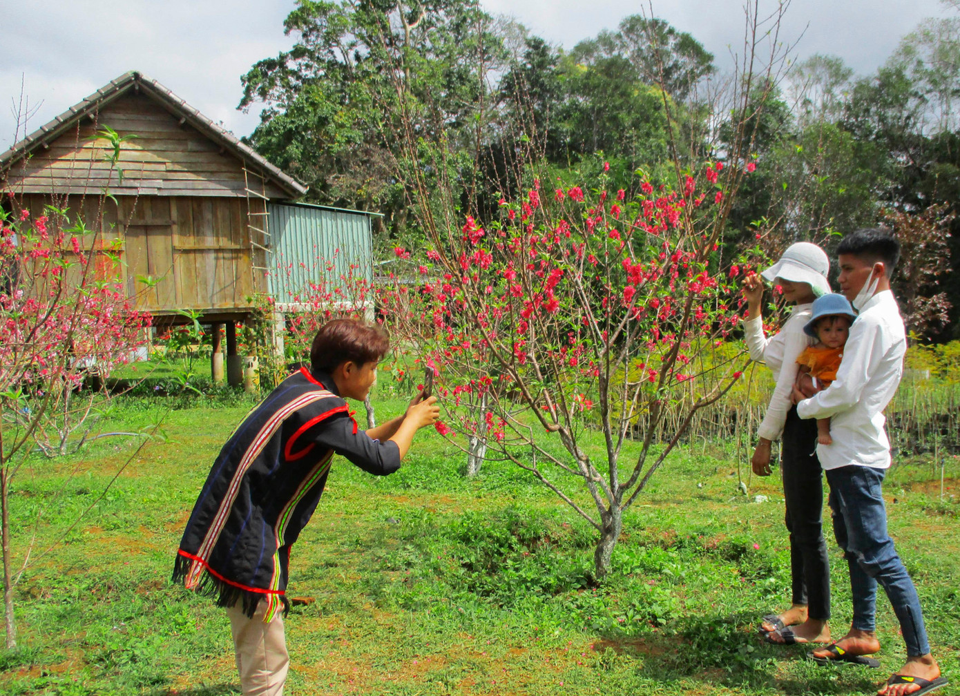 Du khách đến tham quan, chụp ảnh nhân dịp Tết nguyên đán.