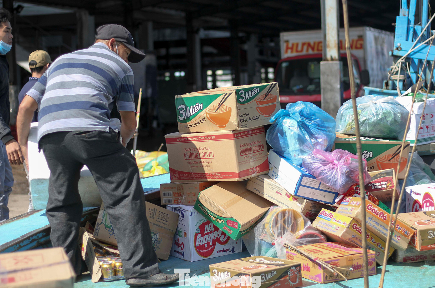 Đang chuẩn bị đồ đạc để theo tàu ra khơi đánh bắt xuyên Tết, ông Đặng Văn Bạn (51 tuổi, phường Hoài Hương, thị xã Hoài Nhơn, Bình Định) đi trên tàu BĐ 98161 TS, cho hay, năm nay nữa là hơn 30 năm ông đón Tết trên biển. "Cũng hơi buồn, một năm có dịp Tết để gia đình sum họp, quây quần bên nhau nhưng vì kinh tế nên phải đi thôi. Giờ cũng quen rồi!”, ông Bạn nói.