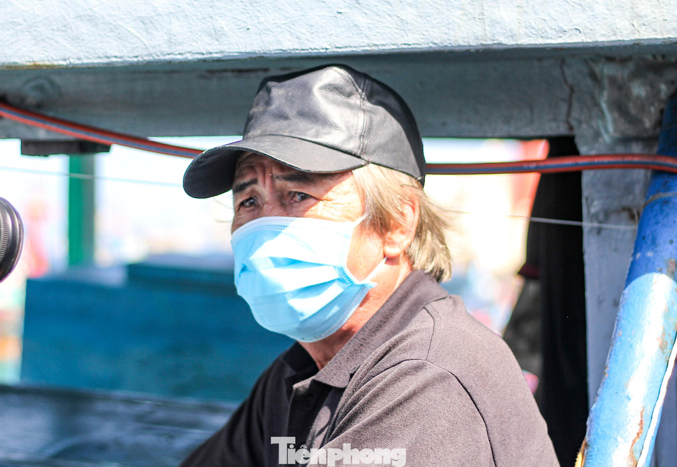 “Trước khi xuất bến đi chuyến biển xuyên Tết, mọi người chuẩn bị đầy đủ thực phẩm nên cũng không thiếu thốn gì. Bình thường sáng mùng 1 Tết, chúng tôi cũng làm lễ cúng biển đầu năm, cầu một năm nhiều may mắn, tàu thuyền đầy ắp cá tôm. Sau đó, anh em ăn uống rồi bắt đầu vào việc”, ông Trần Sơn (59 tuổi, ở xã Hoài Hải, thị xã Hoài Nhơn) chia sẻ.