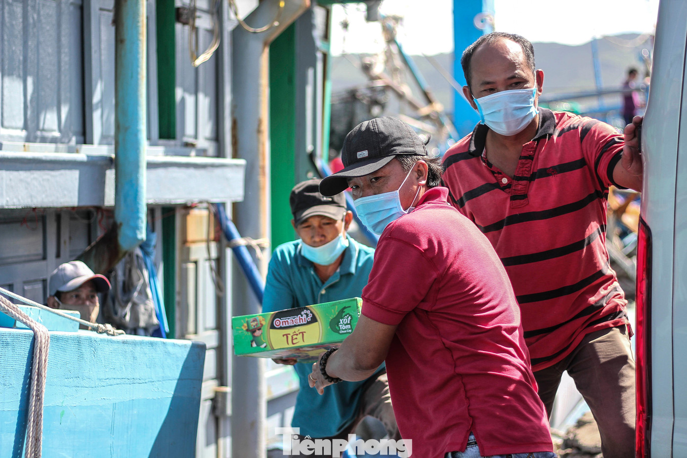 Ngư dân chuẩn bị lương thực, đồ đạc cho chuyến biển xuyên Tết.