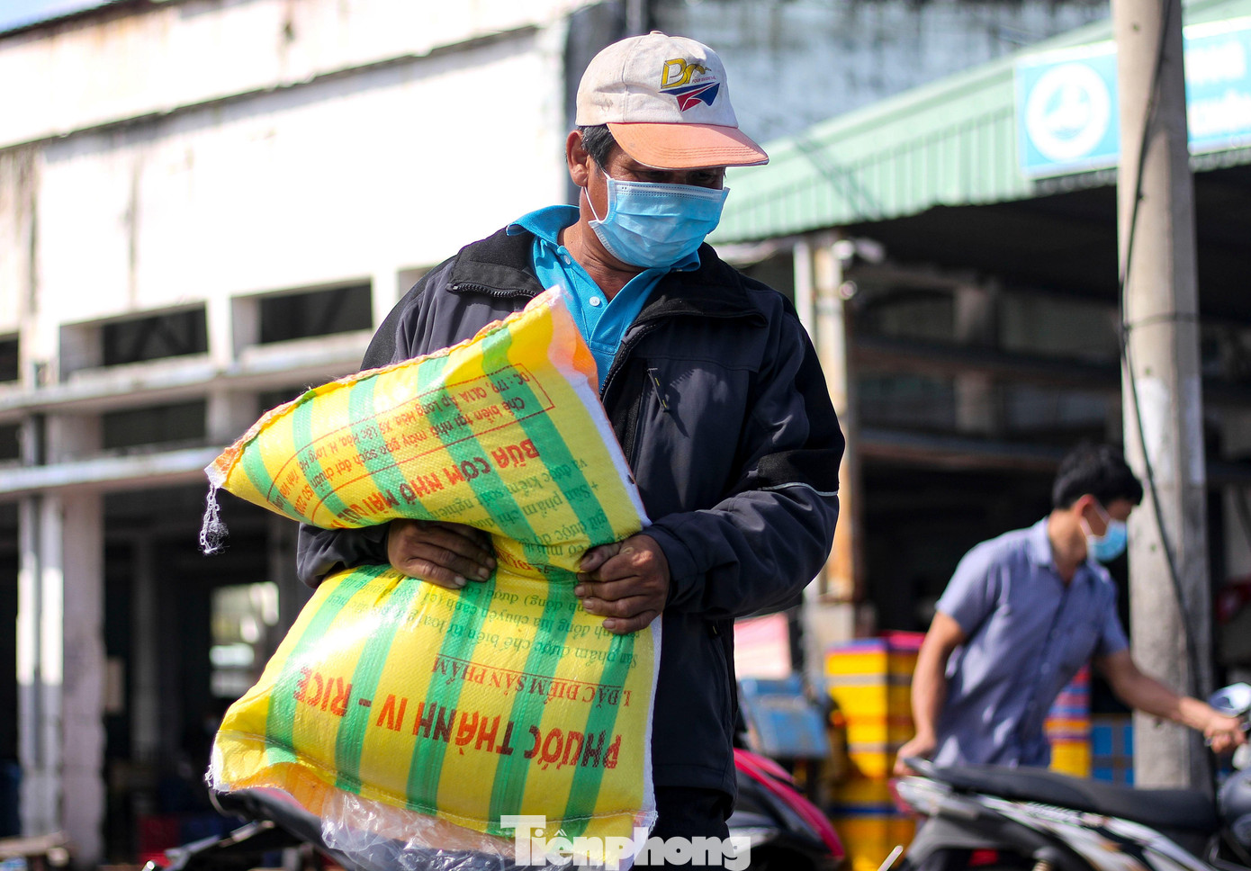Ngư dân chuyển đồ đạc, lương thực lên tàu để chuẩn bị xuất bến.