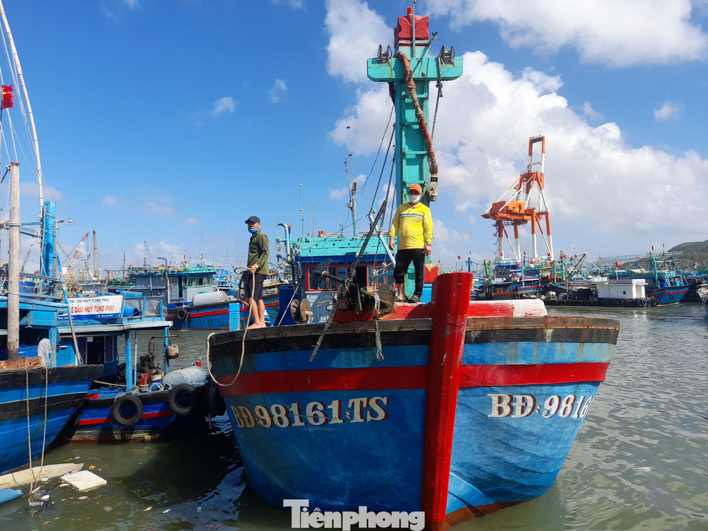 Mọi năm, tỉnh Bình Định có rất nhiều tàu cá luôn thường trực, đón Tết trên biển.