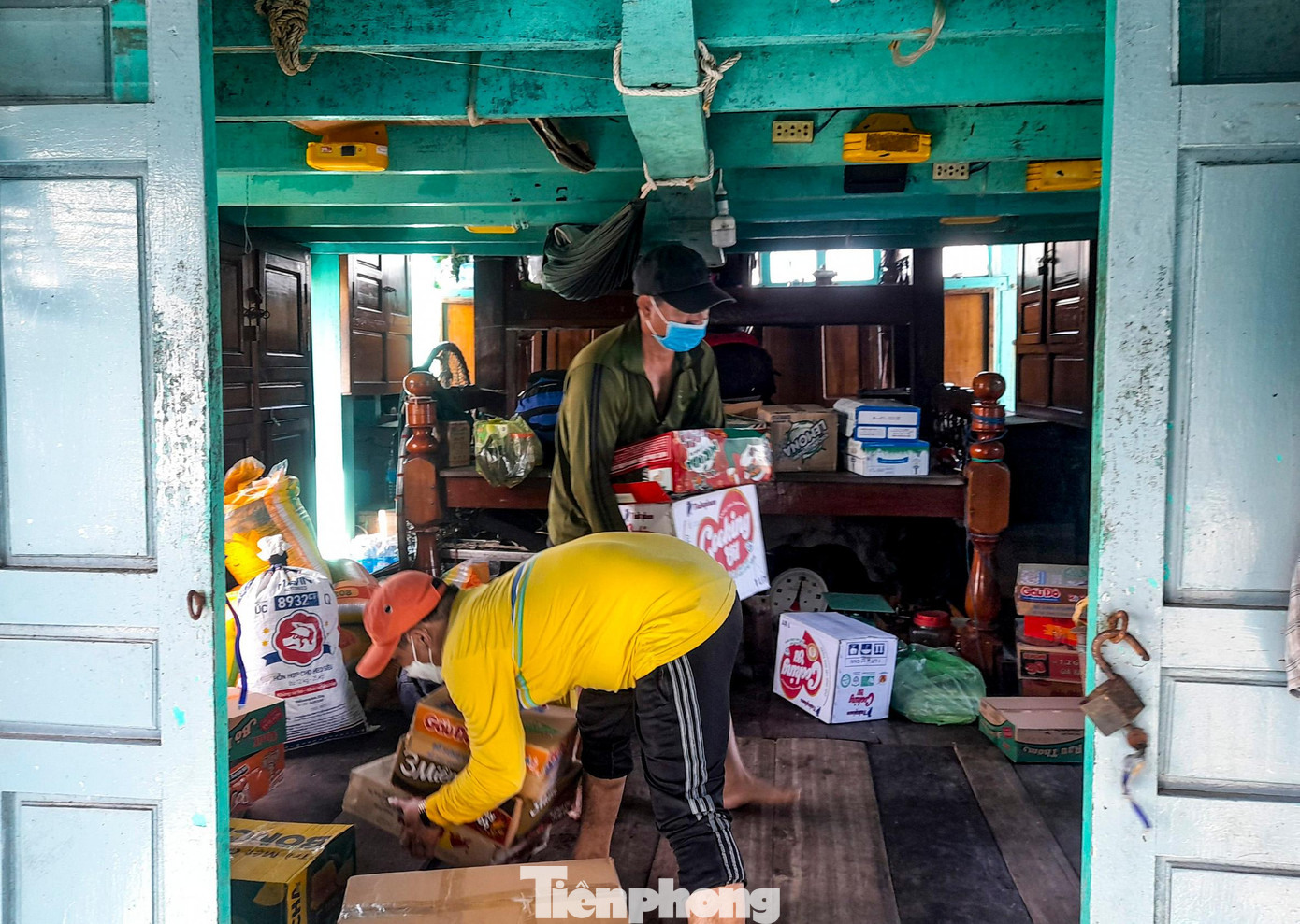 Theo các ngư dân, trước khi đi những chuyến biển xuyên Tết, tàu cũng chuẩn bị đầy đủ lương thực, thực phẩm, bánh kẹo Tết…; không khí đón Tết trên biển cũng ấm áp, nhẹ nhàng.