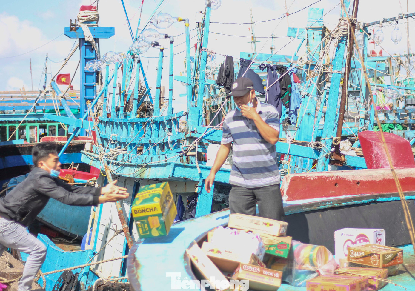 Ghi nhận tại Cảng cá Quy Nhơn (Bình Định), một số tàu thuyền thời điểm này đang tất bật vận chuyển lương thực, thực phẩm, đá; chuẩn bị lưới, câu… cho chuyến biển dài ngày.