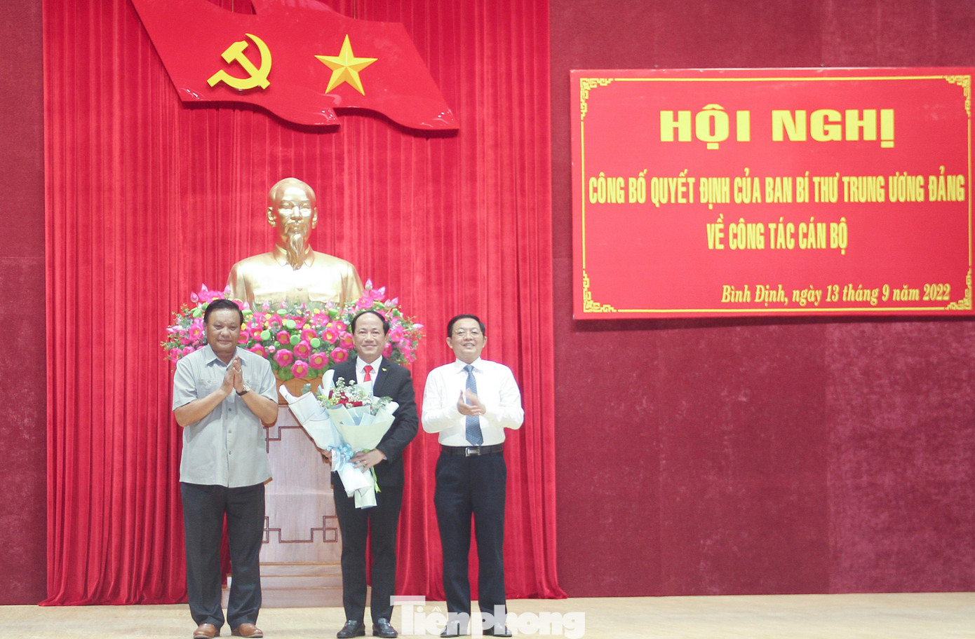 Lãnh đạo Tỉnh ủy Bình Định tặng hoa chúc mừng ông Phạm Anh Tuấn. Ảnh: Trương Định