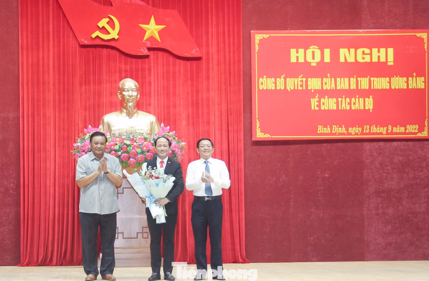 Lãnh đạo Tỉnh ủy Bình Định tặng hoa chúc mừng ông Phạm Anh Tuấn. Ảnh: Trương Định
