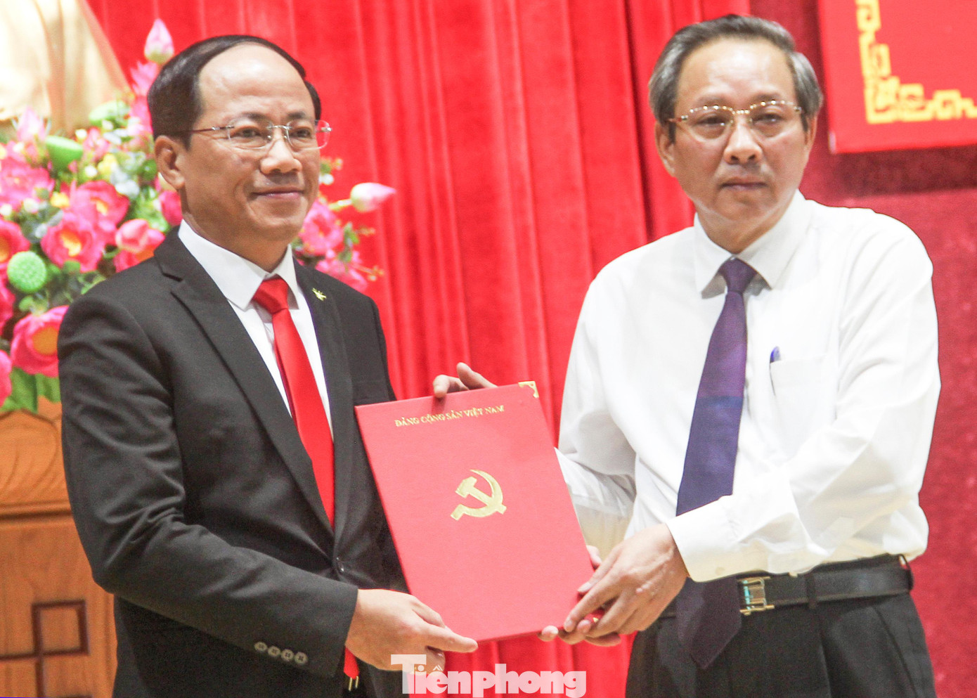 Phó Trưởng Ban Tổ chức Trung ương Hoàng Đăng Quang (bên phải) trao quyết định cho ông Phạm Anh Tuấn. Ảnh: Trương Định