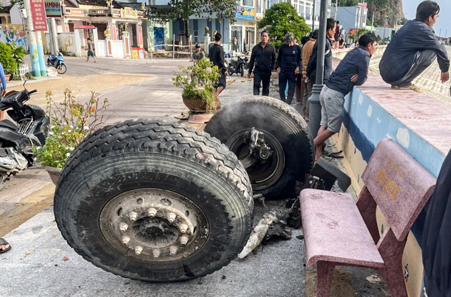 Hai bánh trước tách rời khỏi thân xe trộn bê tông.