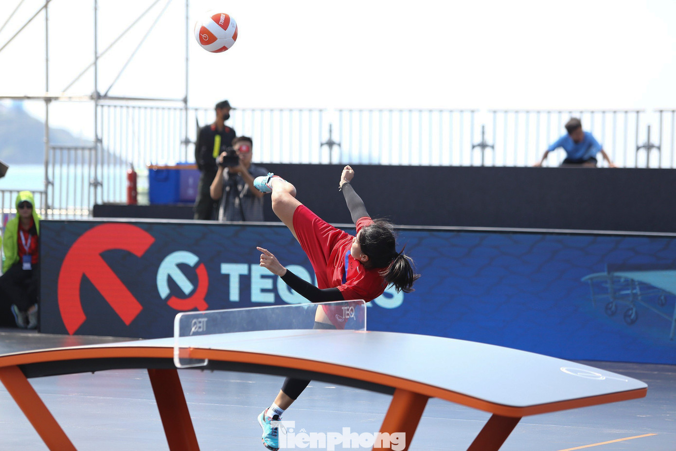 Những pha xử lý bóng đẹp mắt của các cầu thủ. Ảnh: Trương Định Những pha xử lý bóng đẹp mắt của các cầu thủ. Ảnh: Trương Định