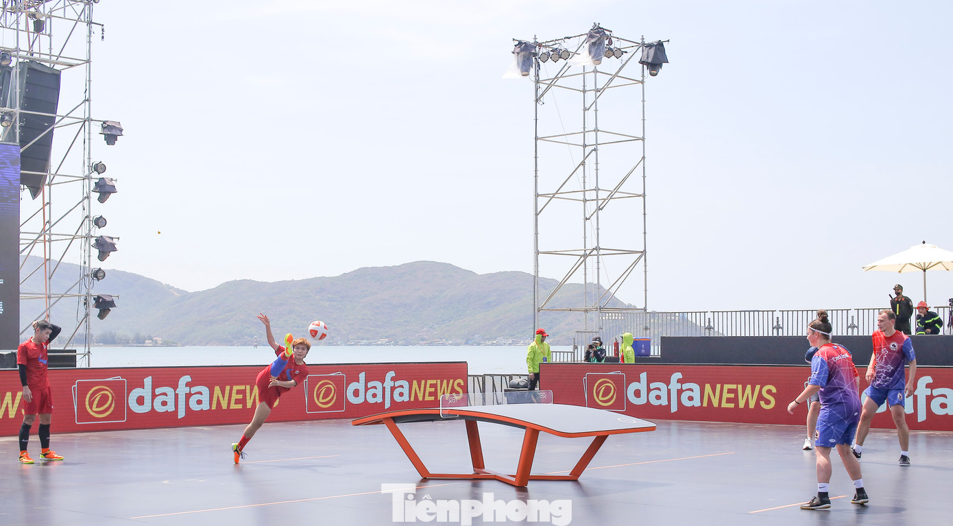 Teqball là môn thể thao kết hợp các yếu tố của bóng đá, bóng bàn. Điểm đặc biệt là bóng được chơi trên bàn cong. Ảnh: Trương Định Teqball là môn thể thao kết hợp các yếu tố của bóng đá, bóng bàn. Điểm đặc biệt là bóng được chơi trên bàn cong. Ảnh: Trương Định