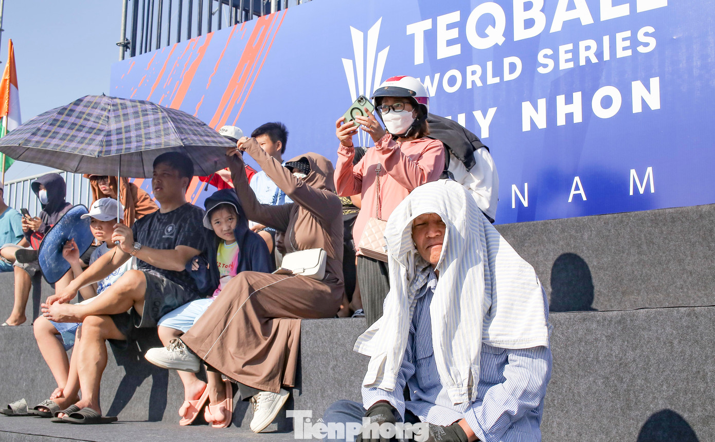 Người dân "đội nắng" xem, cổ vũ các đội thi đấu. Ảnh: Trương Định Người dân "đội nắng" xem, cổ vũ các đội thi đấu. Ảnh: Trương Định
