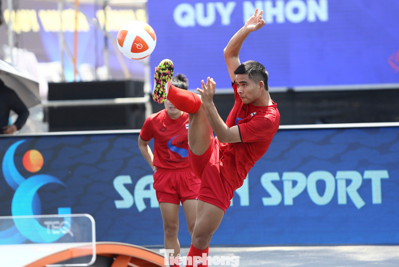 Những pha xử lý bóng đẹp mắt của các cầu thủ. Ảnh: Trương Định Những pha xử lý bóng đẹp mắt của các cầu thủ. Ảnh: Trương Định