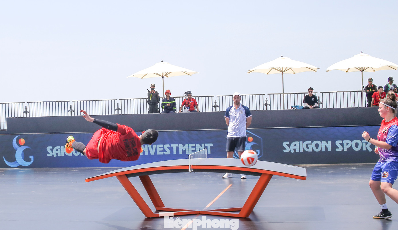 Một pha tung người móc bóng đẹp mắt. Ảnh: Trương Định Một pha tung người móc bóng đẹp mắt. Ảnh: Trương Định