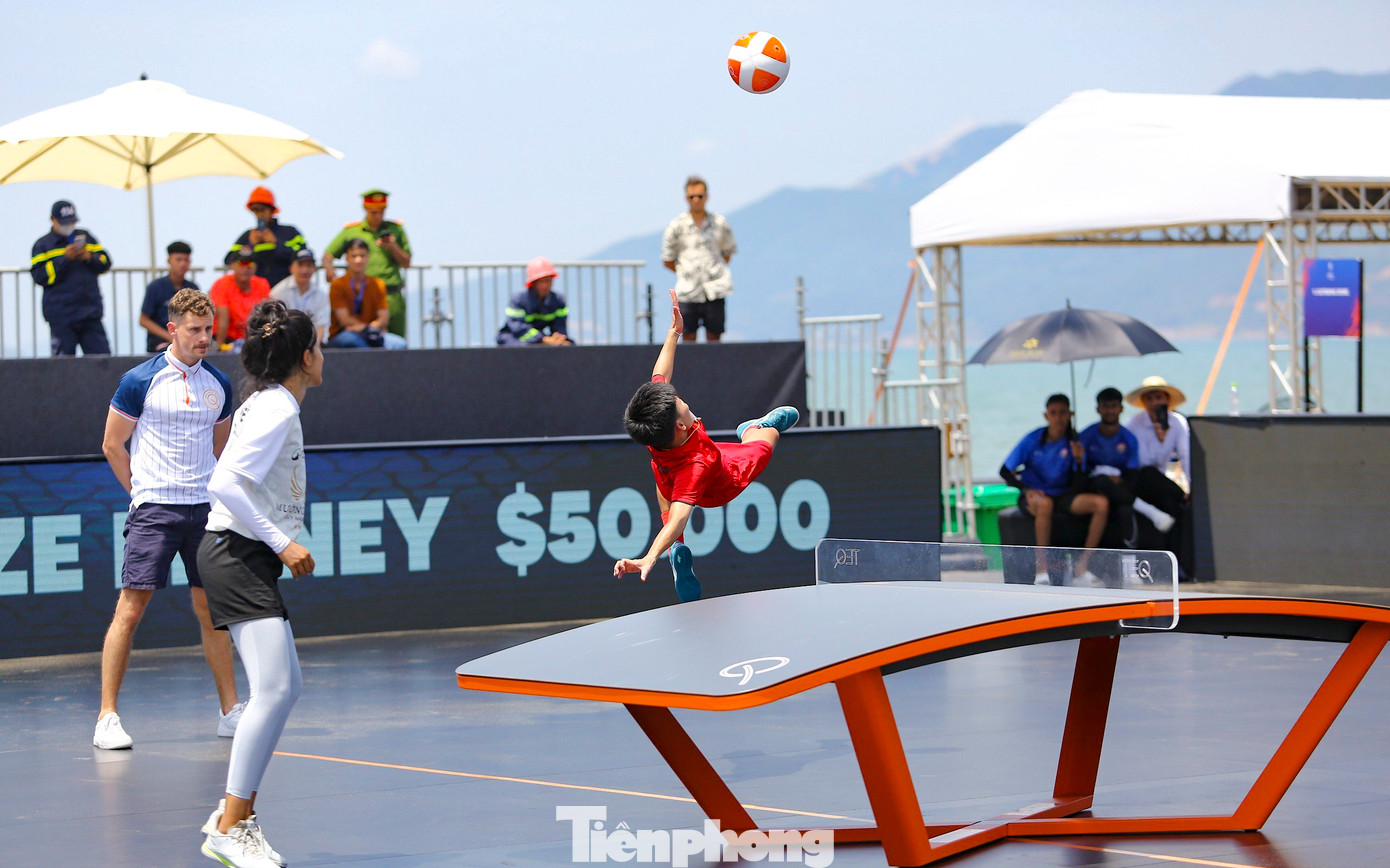 Theo lãnh đạo Sở VH&TT Bình Định, với chiến lược phát triển môn Teqball tại Việt Nam của FITEQ cũng như điều kiện kỹ thuật đơn giản dễ chơi, cơ sở vật chất không quá cầu kỳ, thì đây là những cơ sở để có thể định hướng phát triển môn Teqball tại Bình Định. Ảnh: Trương Định Theo lãnh đạo Sở VH&TT Bình Định, với chiến lược phát triển môn Teqball tại Việt Nam của FITEQ cũng như điều kiện kỹ thuật đơn giản dễ chơi, cơ sở vật chất không quá cầu kỳ, thì đây là những cơ sở để có thể định hướng phát triển môn Teqball tại Bình Định. Ảnh: Trương Định