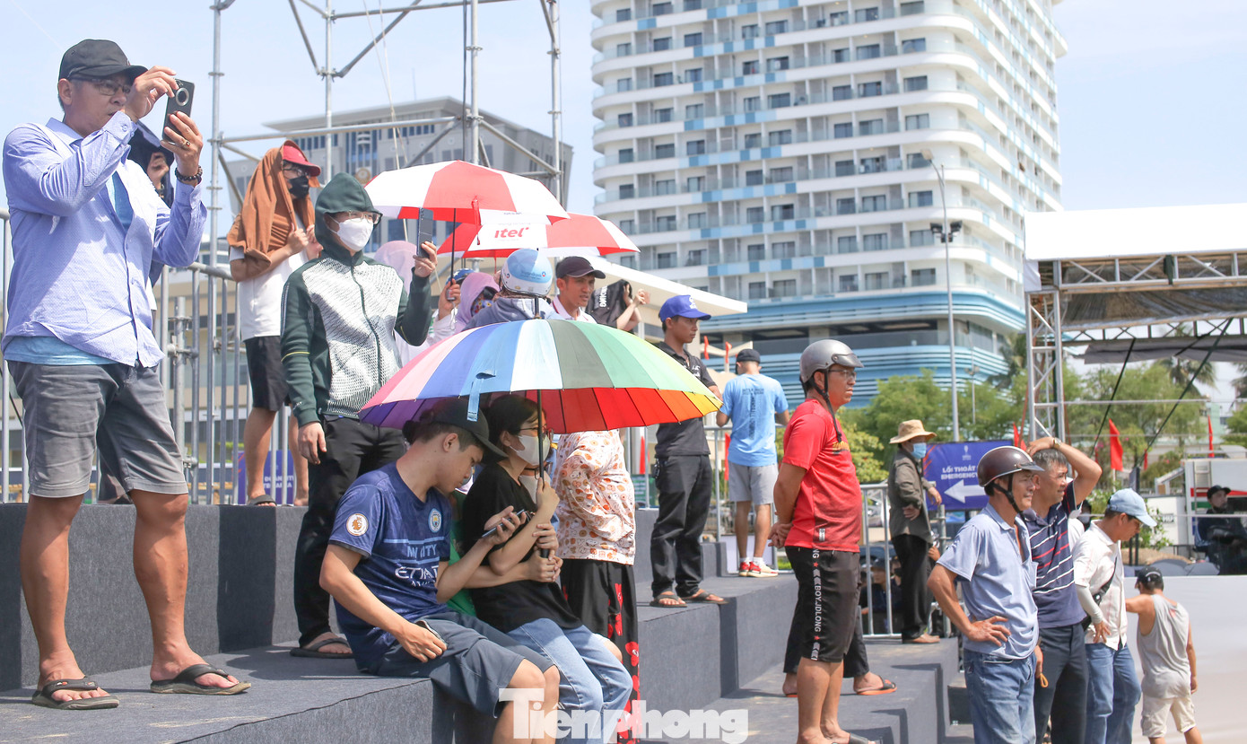 Người dân "đội nắng" xem, cổ vũ các đội thi đấu. Ảnh: Trương Định Người dân "đội nắng" xem, cổ vũ các đội thi đấu. Ảnh: Trương Định