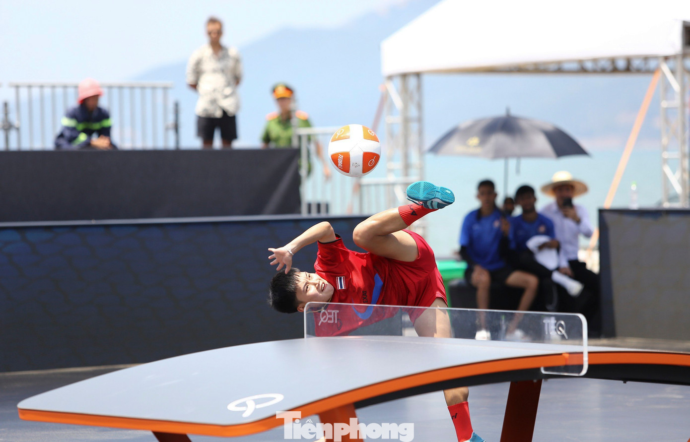 Những pha xử lý bóng đẹp mắt của các cầu thủ. Ảnh: Trương Định Những pha xử lý bóng đẹp mắt của các cầu thủ. Ảnh: Trương Định