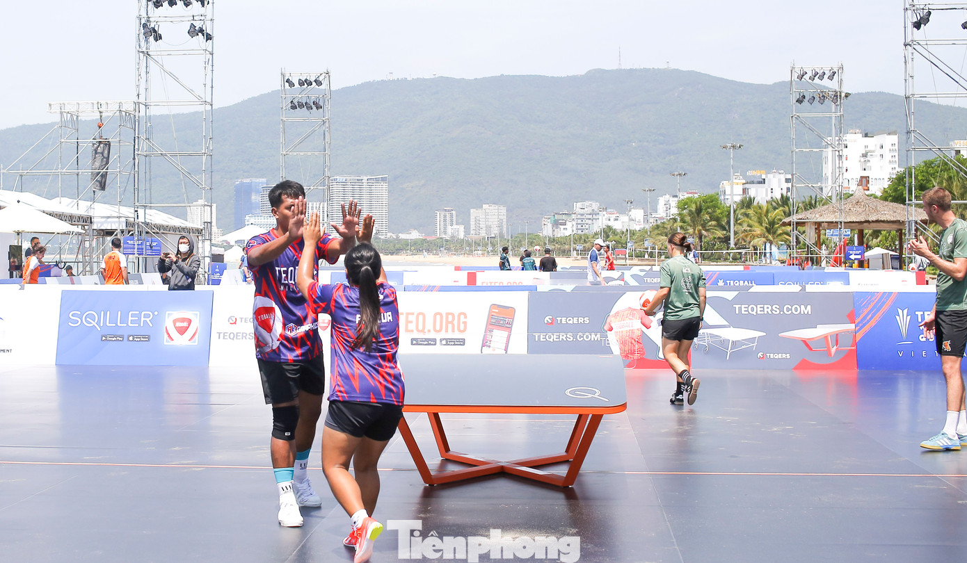 Cầu thủ ăn mừng sau khi ghi điểm. Ảnh: Trương Định Cầu thủ ăn mừng sau khi ghi điểm. Ảnh: Trương Định