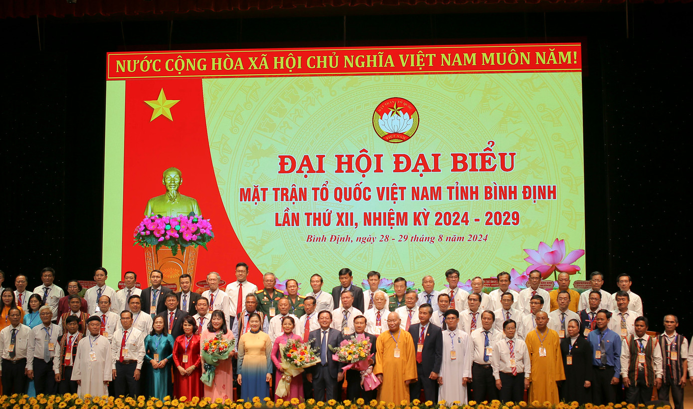 Lãnh đạo tỉnh Bình Định tặng hoa chúc mừng 78 Ủy viên Ủy ban MTTQ Việt Nam tỉnh Bình Định nhiệm kỳ mới. Lãnh đạo tỉnh Bình Định tặng hoa chúc mừng 78 Ủy viên Ủy ban MTTQ Việt Nam tỉnh Bình Định nhiệm kỳ mới.