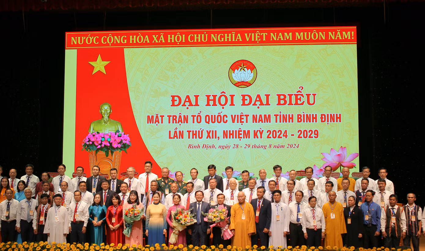 Lãnh đạo tỉnh Bình Định tặng hoa chúc mừng 78 Ủy viên Ủy ban MTTQ Việt Nam tỉnh Bình Định nhiệm kỳ mới. Lãnh đạo tỉnh Bình Định tặng hoa chúc mừng 78 Ủy viên Ủy ban MTTQ Việt Nam tỉnh Bình Định nhiệm kỳ mới.