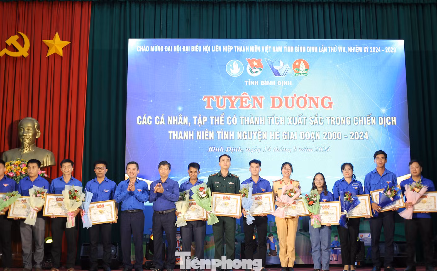 Tỉnh Đoàn Bình Định tuyên dương các tập thể, cá nhân. Ảnh: Trương Định Tỉnh Đoàn Bình Định tuyên dương các tập thể, cá nhân. Ảnh: Trương Định