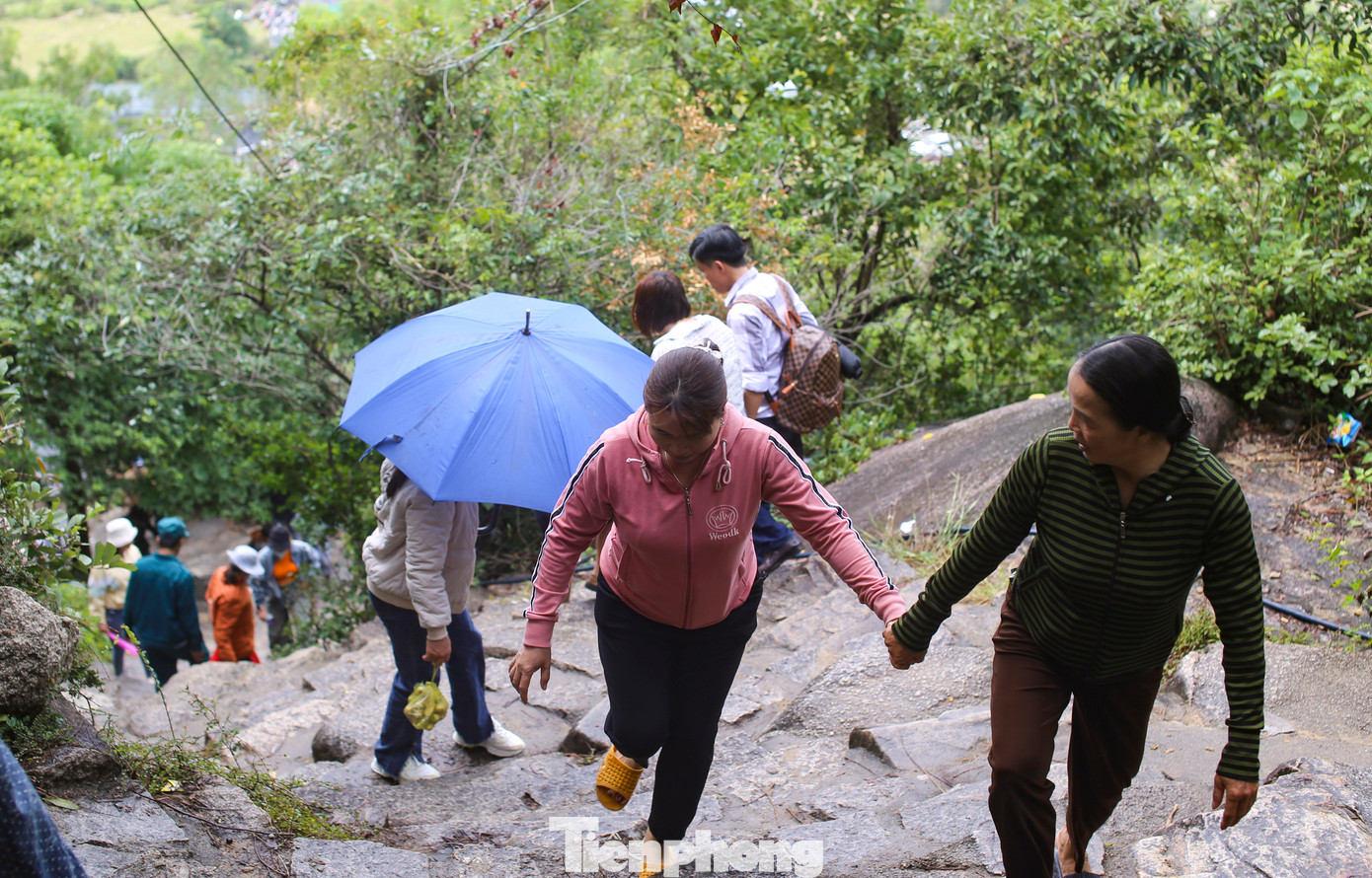 Bà Đặng Thị Huệ (56 tuổi, huyện Tuy Phước, Bình Định) chia sẻ năm nào cũng vậy, cứ đến dịp này, bà cùng gia đình về chùa để dâng hương cầu phúc, cũng là dịp để tham quan ngắm cảnh. Ảnh: Trương Định.