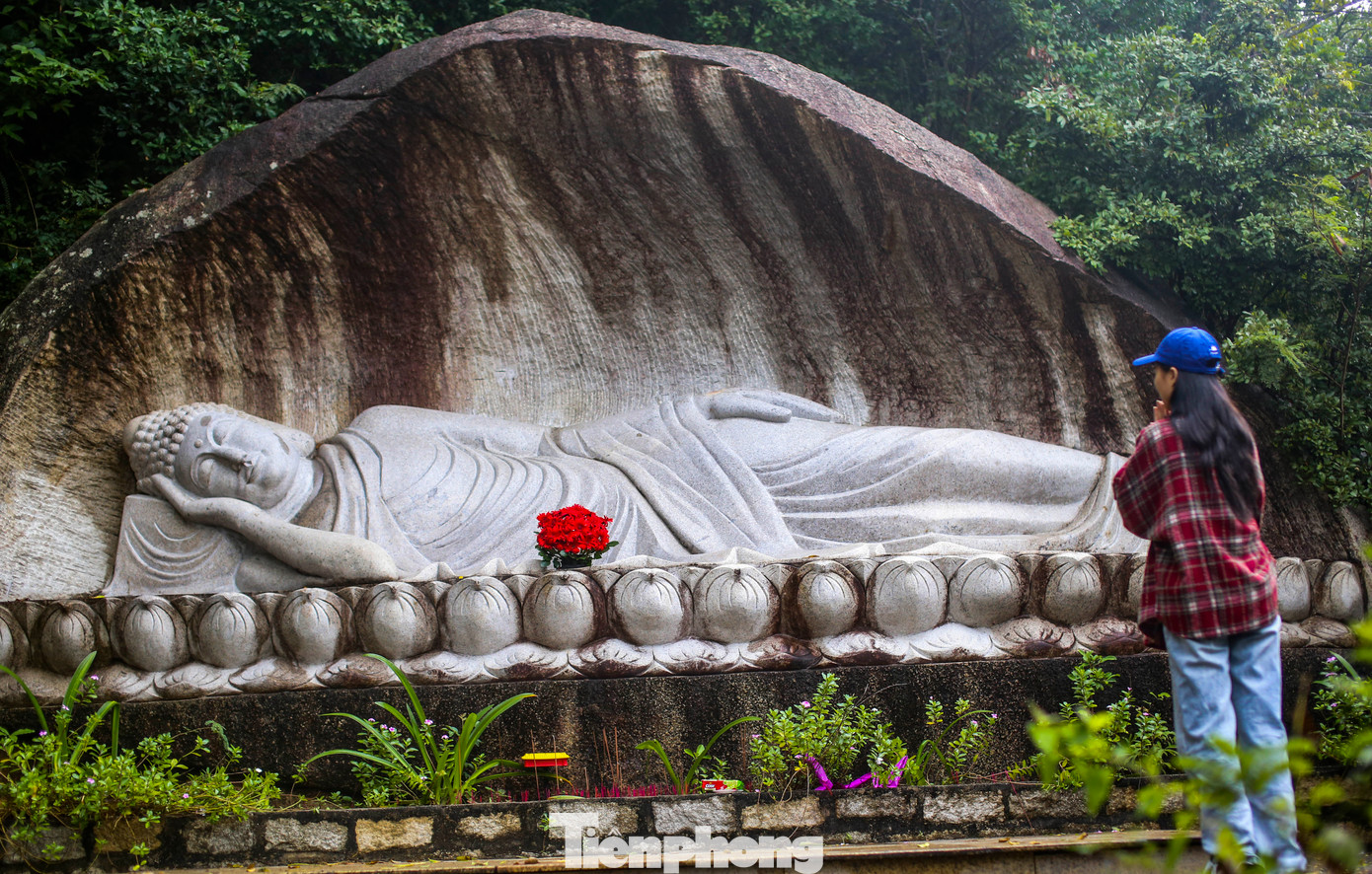Theo người dân địa phương, chùa Ông Núi rất linh thiêng, không chỉ riêng ngày 24-25 tháng Giêng âm lịch, mọi ngày cũng có người đến dâng hương, cầu xin sức khỏe, tài lộc. Ảnh: Trương Định.